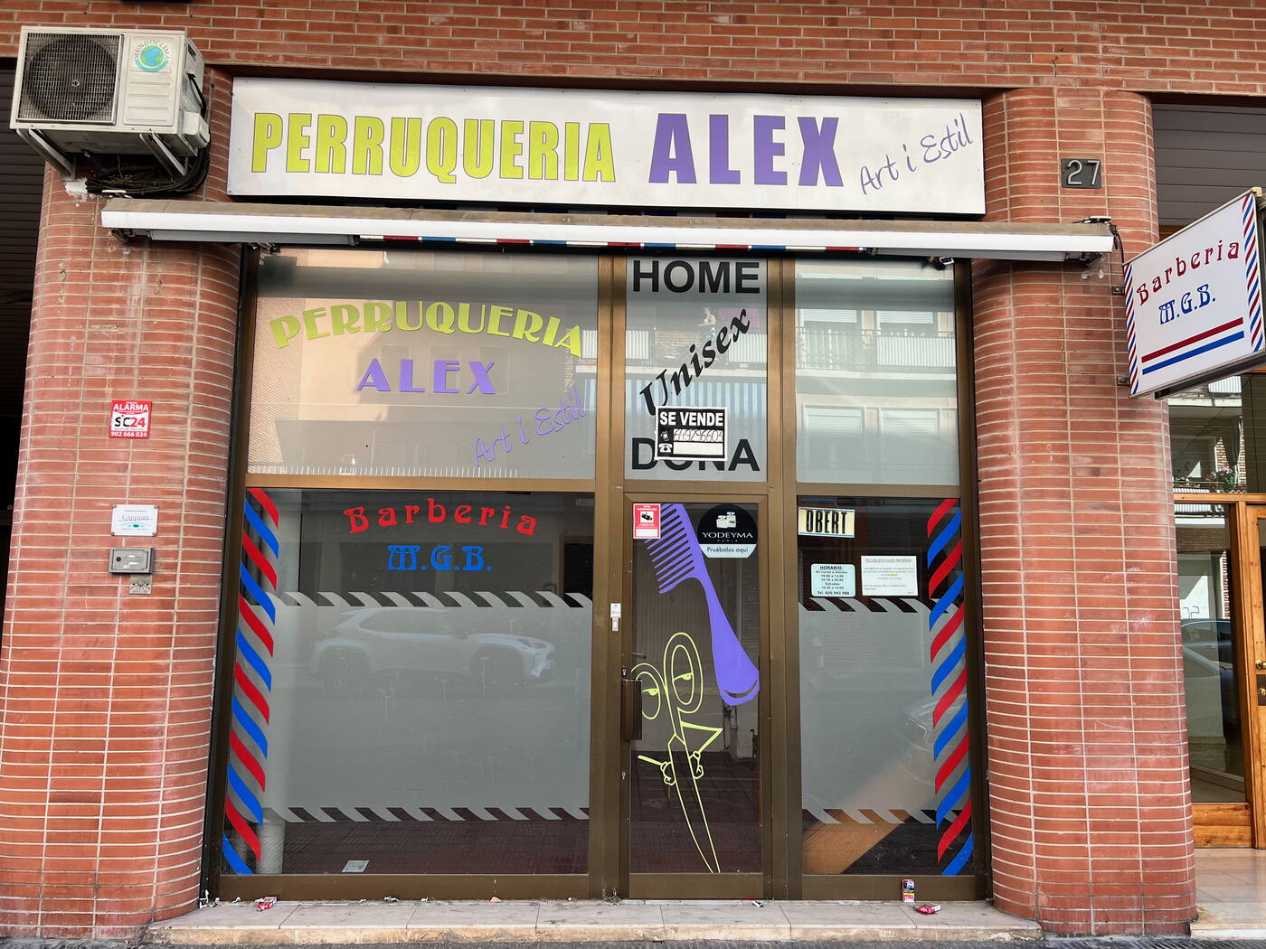 Façana del local de Cronista Muntaner, 27